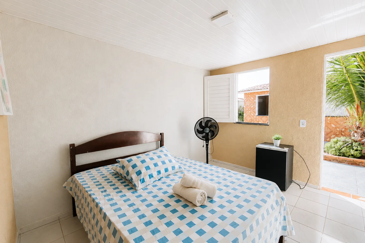 Quarto rústico com ventilador na Pousada Carlitus